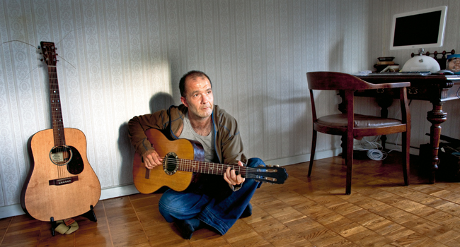 Toni Holgersson tar fram gitarren och sjunger en nyskriven sång. Musiken har funnits länge i hans huvud, men det tog två år innan orden kom.