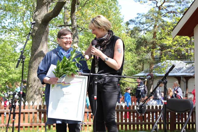 Foto av årets Sobehjälte Kristina Strömberg som får priset av IOGT-NTOs ordförande AnnaCarlstedt.