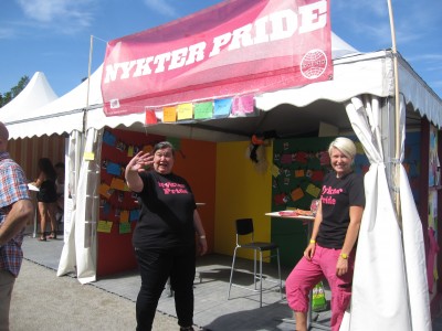 Foto av Ylva Sandin och Madeleine Åsander i IOGT-NTOs tält på Pridefestivalen.