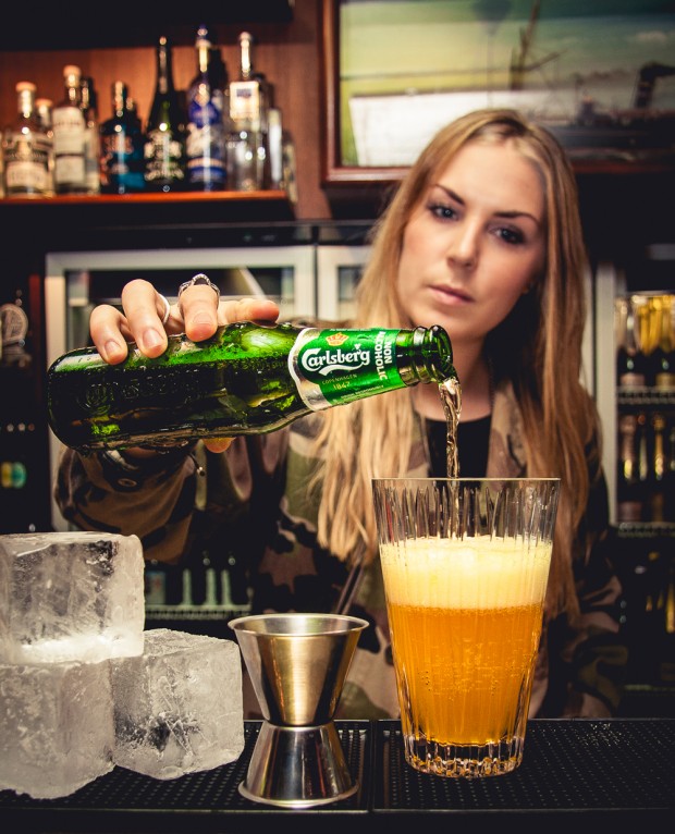 Lagom till årets almedalsvecka lanserade Carlsberg Sverige "Årets alkoholfria öldrink". Drinken har namnet "Carlsberg Summer Saffron" och togs fram av Madeleine Rapp, Årets Bartender 2013. Foto: Carlsberg