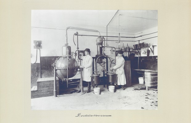 Destilleringsrummet vid tillverkning av julmust. Foto: Familjen Roberts arkiv