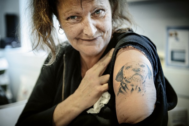 Sussie Forsström visar en tatuering på en dalmatiner. Men nu har hon hunden Tussla som är en Jack russell. Foto: Jonas Eriksson